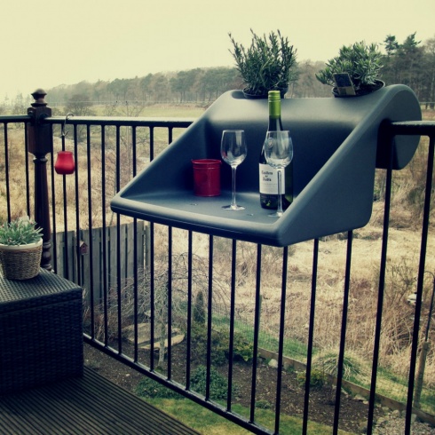 Závesný stolík a kvetináč na balkón v jednom BALKONZEPT